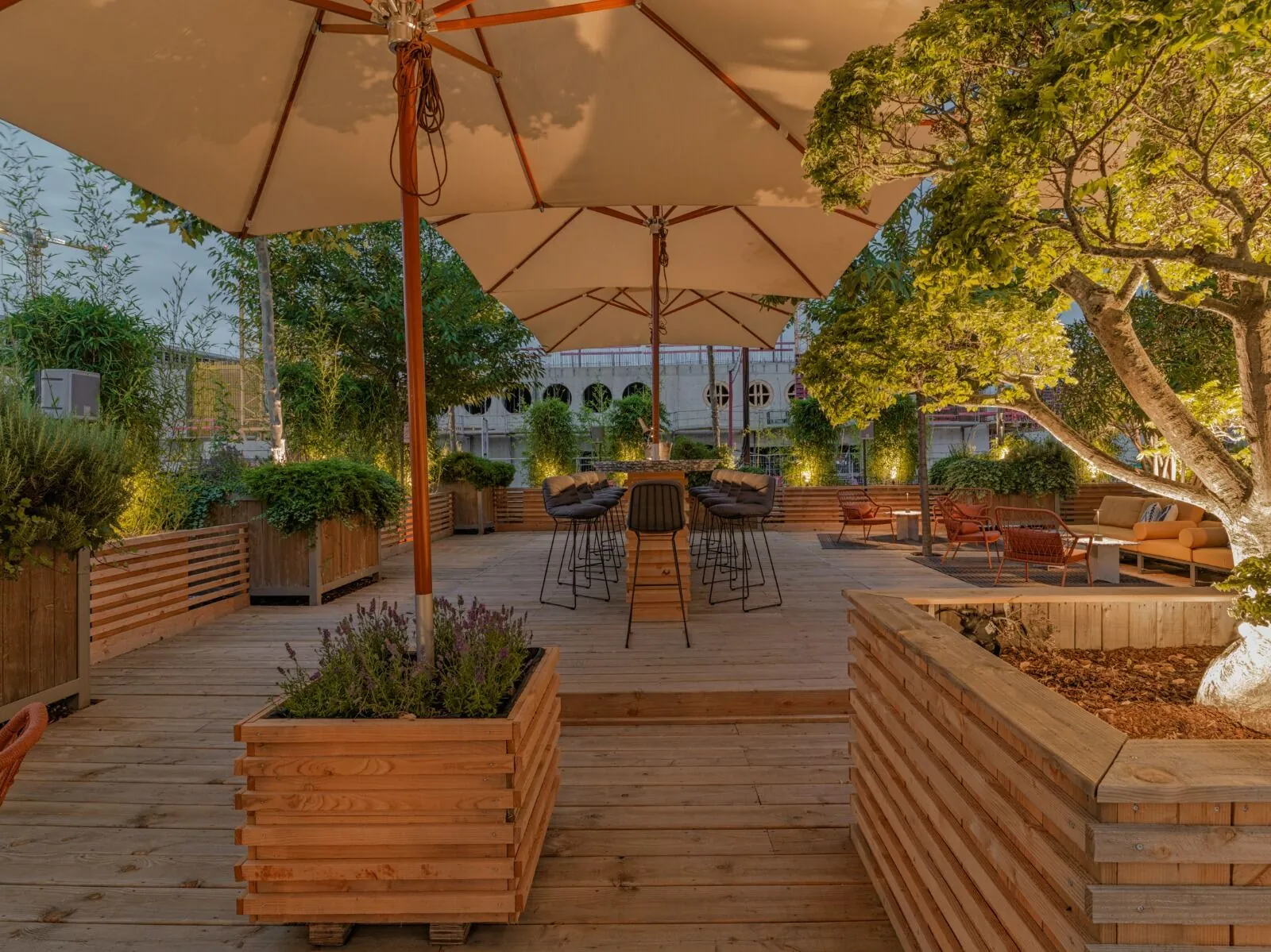 Terrasse mit Sonnenschirmen