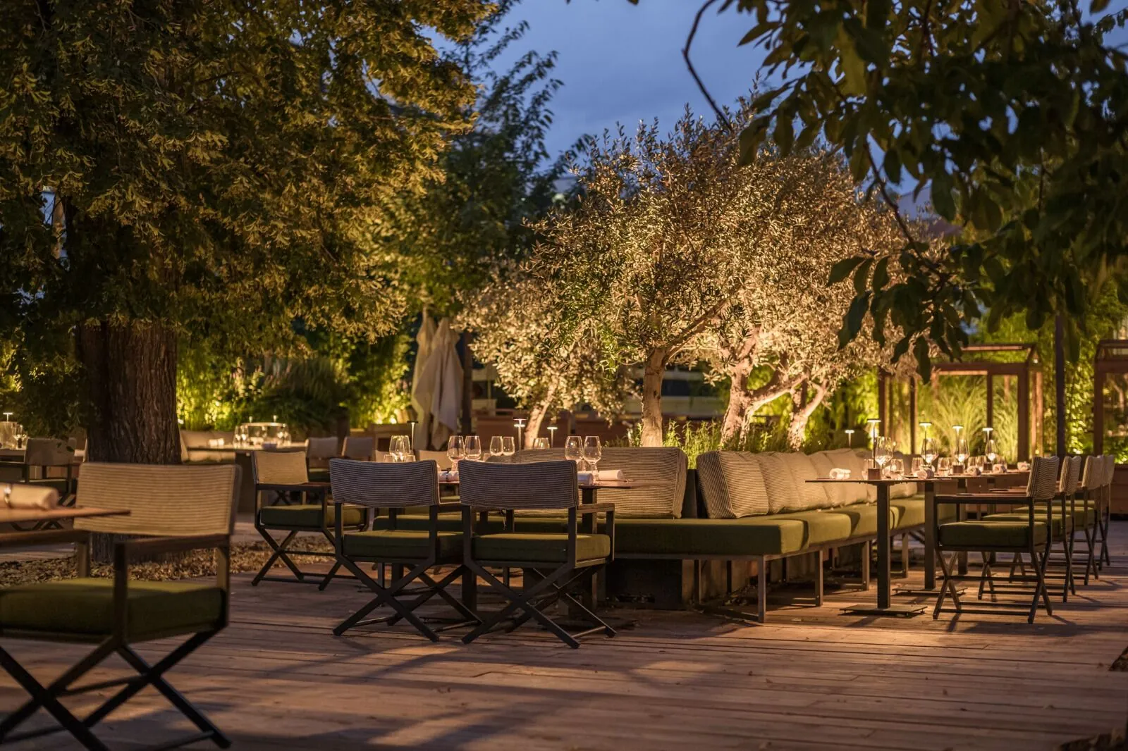 Garten mit Lichtern am Abend
