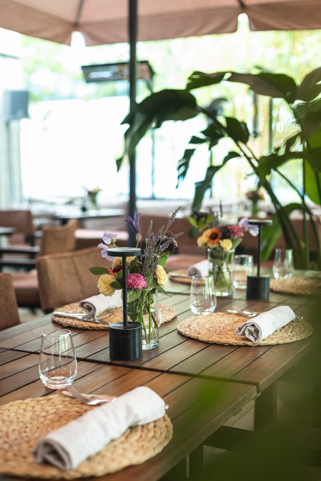 Gedeckte Tafel auf der Terrasse