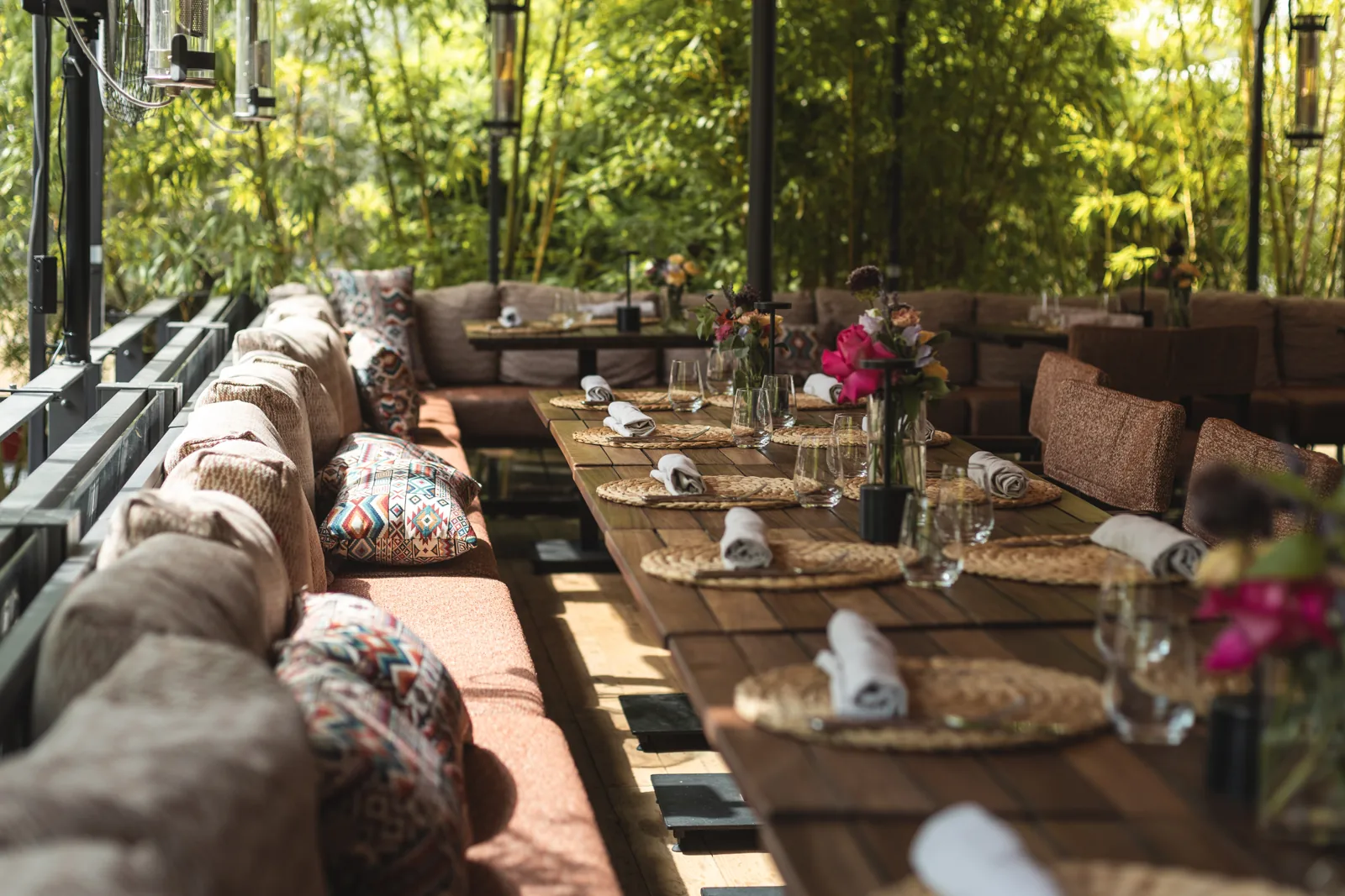 Lange Tafel auf der Terrasse