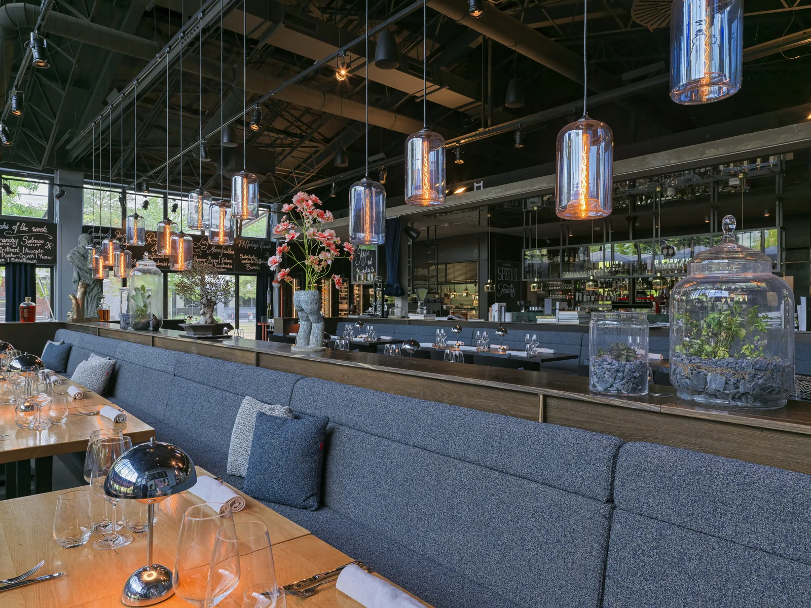 Blaue Bänke im Restaurant