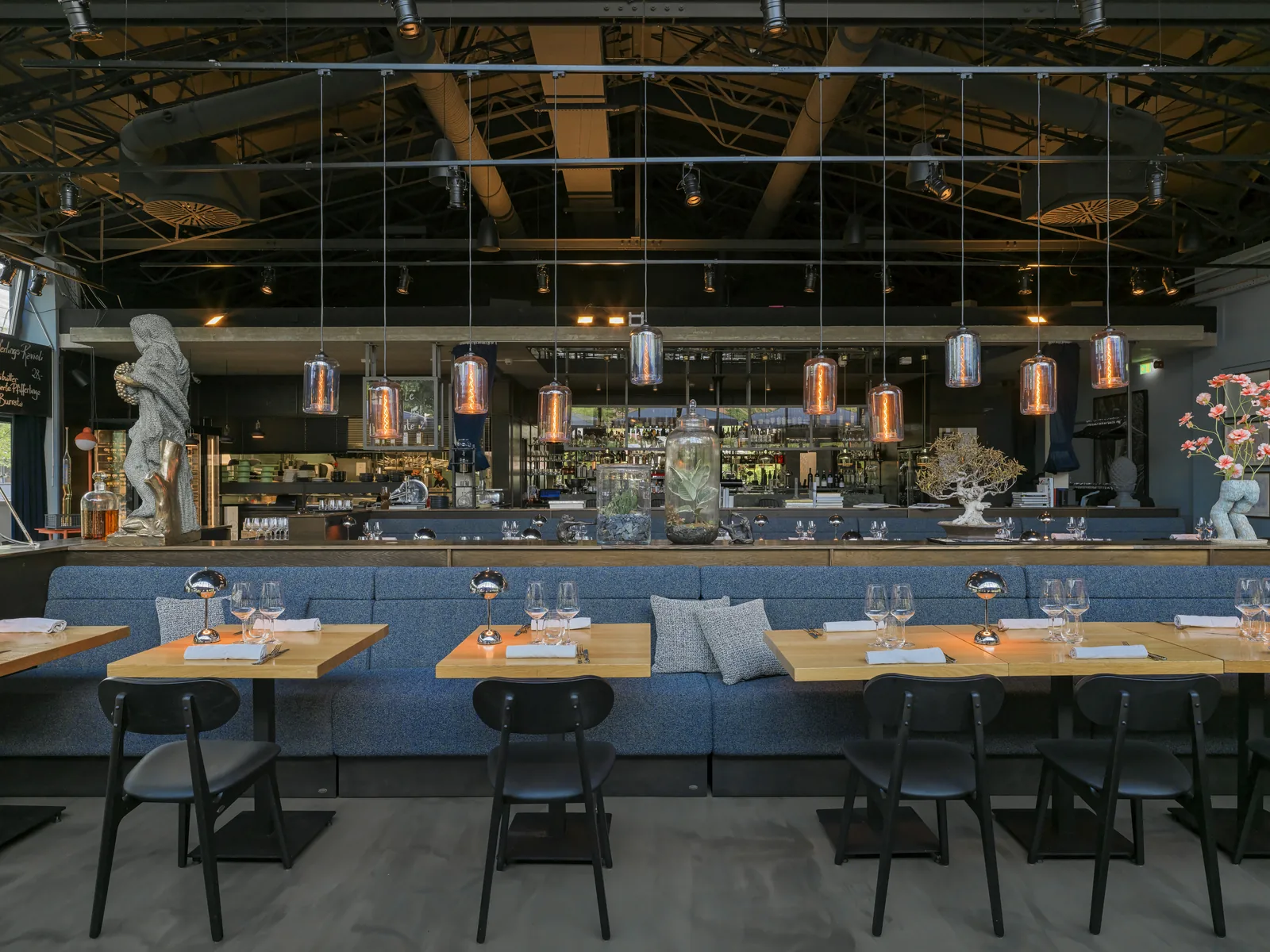 Blick durchs Restaurant zur Bar
