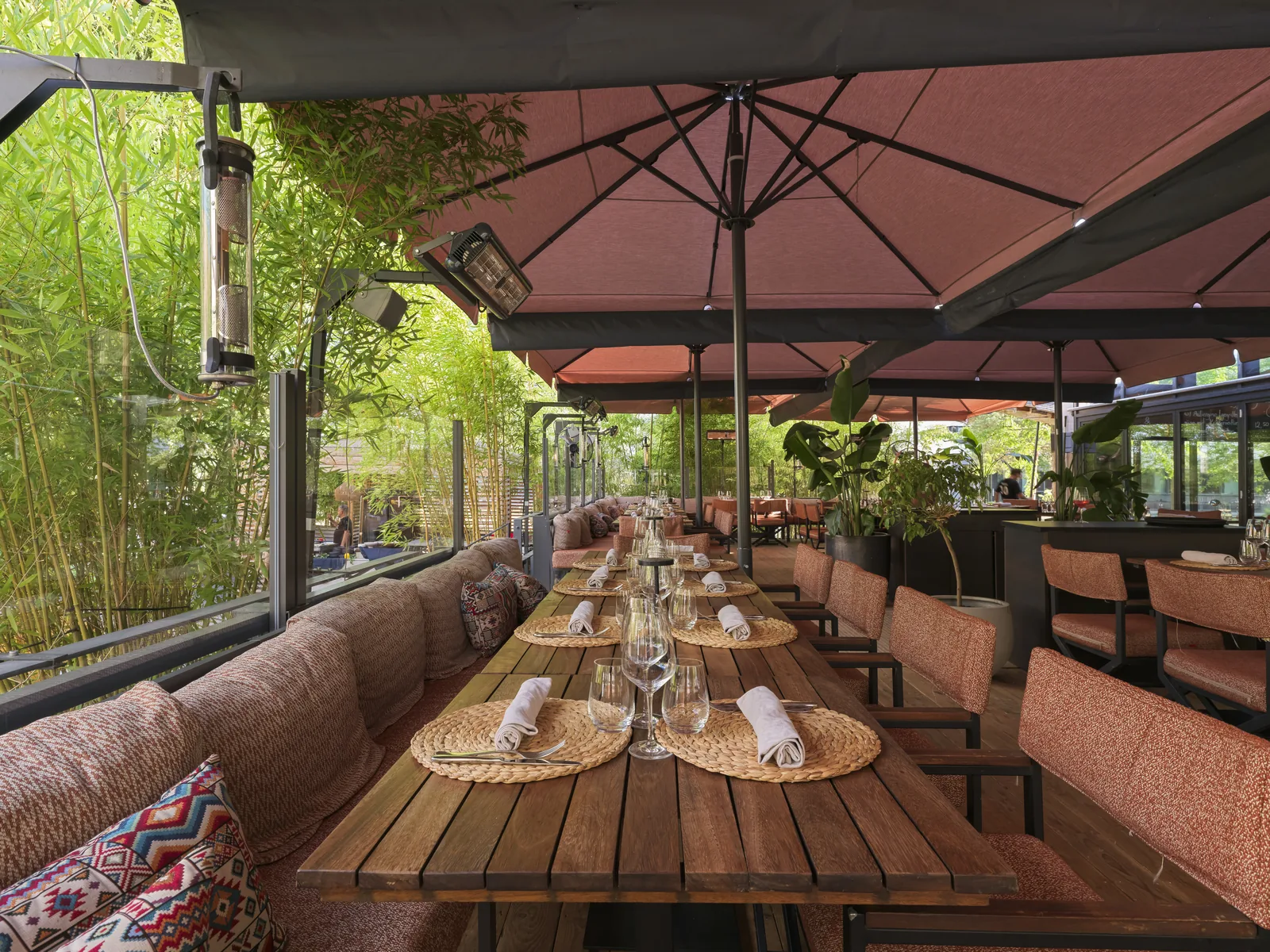 Terrassen-Lounge unter roten Schirmen