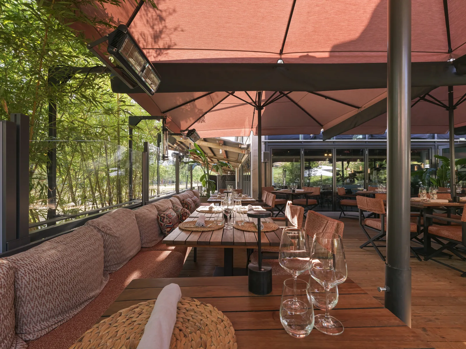 Terrasse unter roten Schirmen