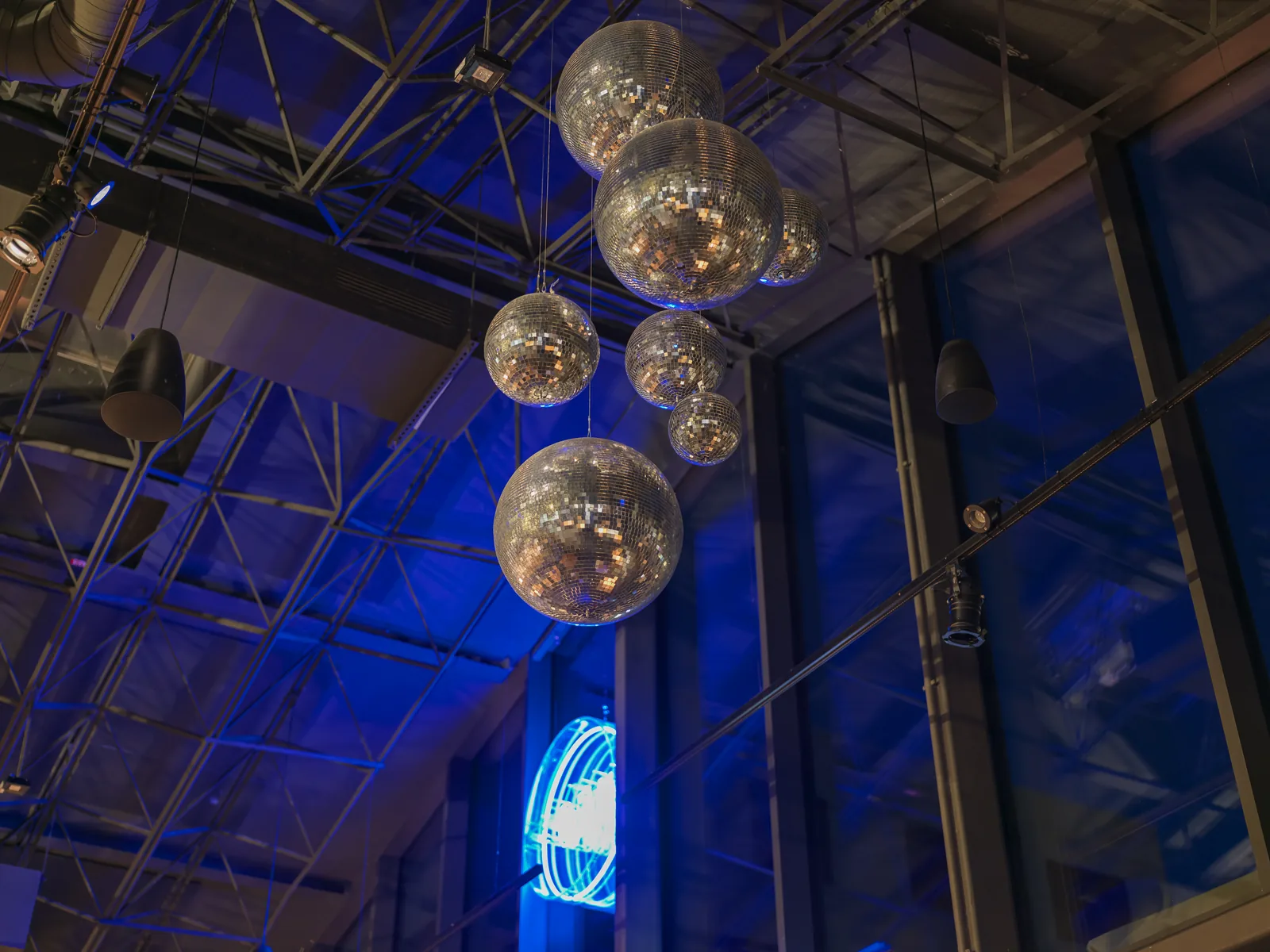 Discokugeln unterm Hallendach